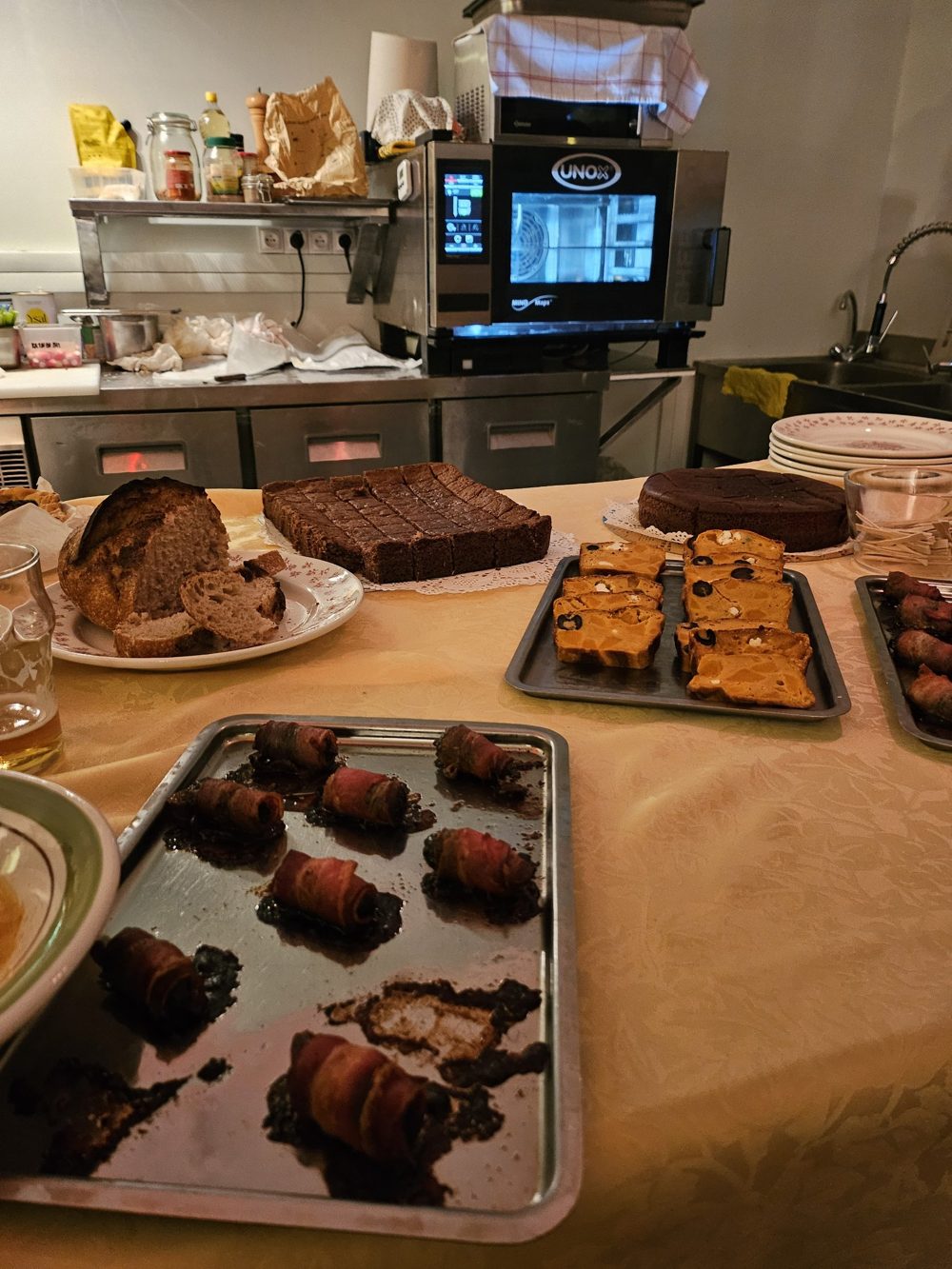 Pain, brownie, cake aux olives et petites bouchées sur la table